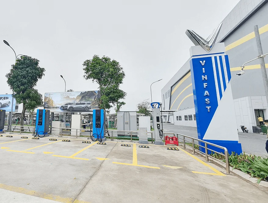 Pin và trạm sạc